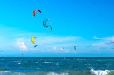 Okyanus dalgalarında uçurtma.