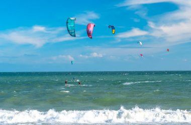 Güneşli güzel bir denizin arka planında deniz esintisi.