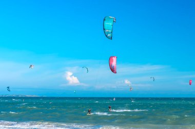 Güneşli bir yaz gününde uçurtma..