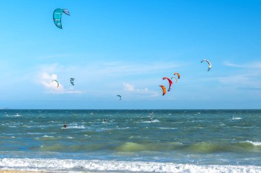 Denizde uçurtma sörfçüsü