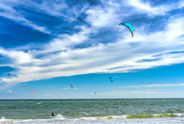 Denizde uçurtma uçurmak. Bulutlu güzel mavi bir gökyüzü