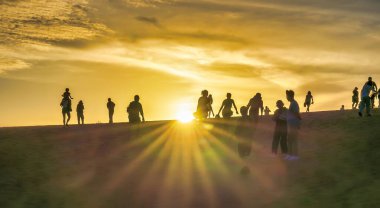 Gün batımında bir grup insan