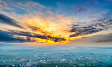 Dağların üzerinden gün batımı