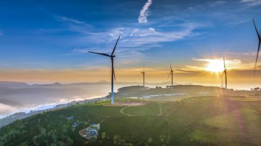 Sabah dağdaki rüzgar türbininin havadan görünüşü