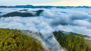 Dağ ormanlarının ve sislerin hava manzarası