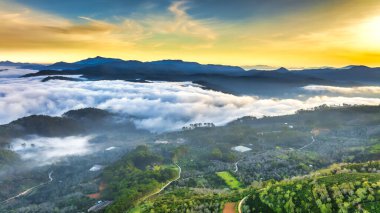 Güzel gün batımının havadan görünüşü ve Tayland 'daki dağ.