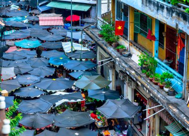 Piyasada renkli şemsiyeler