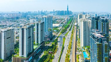 Gün batımında şehrin hava manzarası