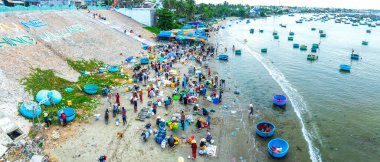 Koh samui, thailand - Mart 18, 2018: İnsanlar samui sırasında sahilde festivalin tadını çıkarıyorlar.