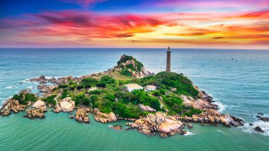 Gün doğumunda deniz fenerinde. Güzel gün batımı