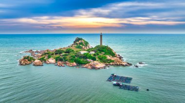 Deniz manzarası ve kumsal.