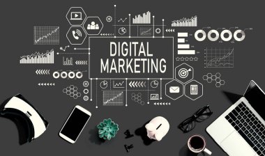 Elektronik aletler ve ofis malzemeleriyle dijital pazarlama - düz konum