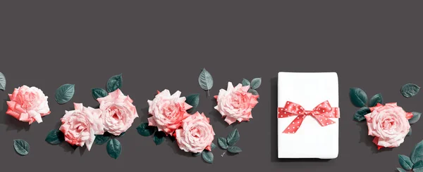 Gift Box Pink Roses Overhead View Flat Lay — Stock Photo, Image