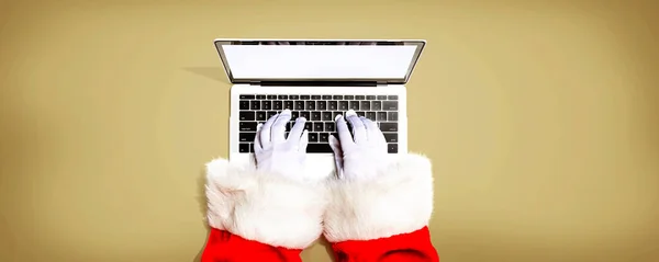 Papai Noel Usando Computador Portátil Cima — Fotografia de Stock