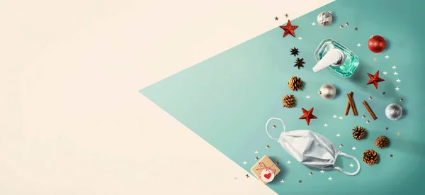 Julprydnader Med Mask Och Rengöringsflaska Ovanifrån — Stockfoto