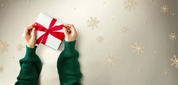 Person Making Christmas Gift Box Overhead View — Stock Photo, Image