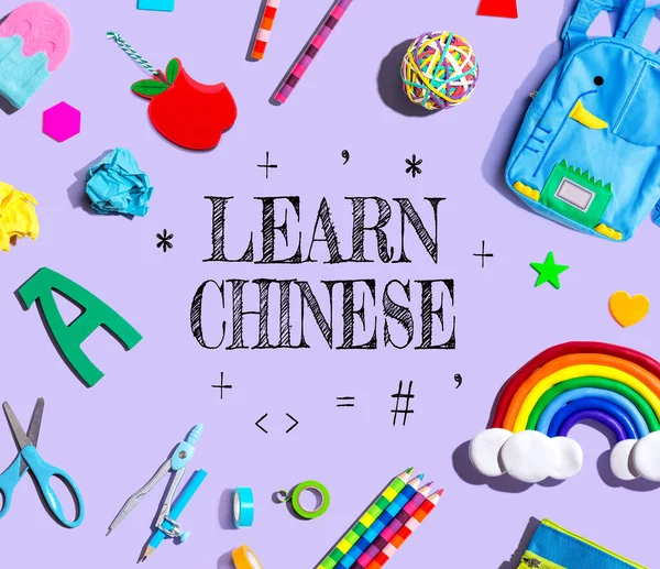 Aprender Tema Chino Con Útiles Escolares Sobre Fondo Púrpura Laico — Foto de Stock