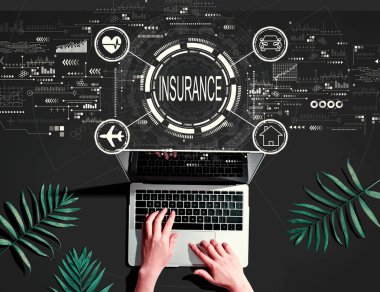 Laptop kullanan kişinin sigorta kavramı