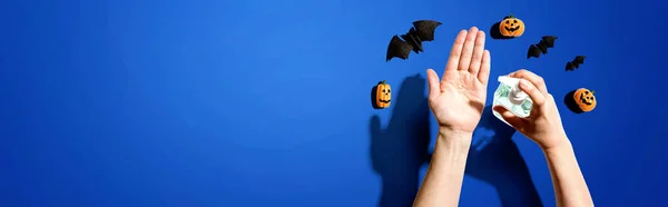 Tillämpa Rengöringsmedel Gel Med Halloween Tema Vård Och Hygien Koncept — Stockfoto