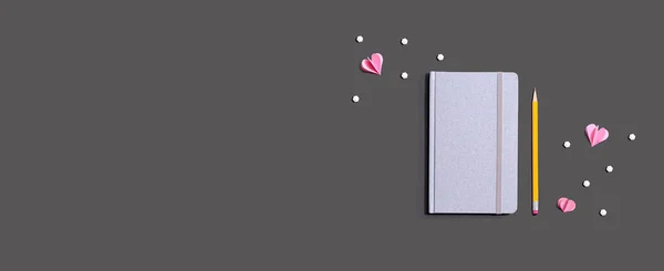 Серый Блокнот Бумажными Сердцами Плоский — стоковое фото