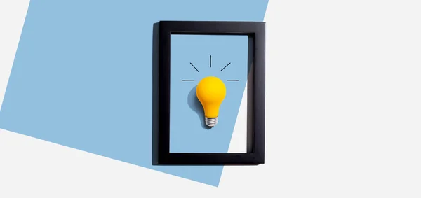 Lâmpada Amarela Dentro Uma Moldura Inspiração Criatividade Energia Temas Eletricidade — Fotografia de Stock