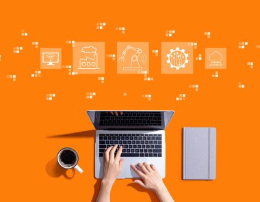 Bilgisayar kullanan kişi ile akıllı endüstri kavramı