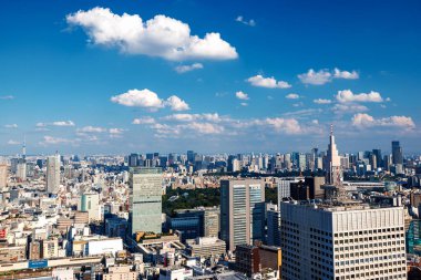 Gökdelenler Nishi-Shinjuku, Tokyo, Japonya 'nın üzerinde yükseliyor.