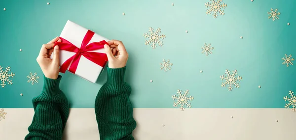 Persona Haciendo Una Caja Regalo Navidad Vista Aérea — Foto de Stock