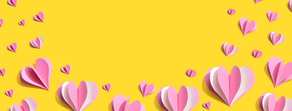 День Святого Валентина Тема Признательности Бумажными Ремесленными Сердцами — стоковое фото