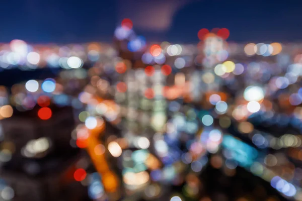 日本东京新宿夜晚摩天大楼的模糊的抽象背景 — 图库照片