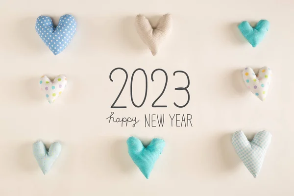 幸せな新年2023白い紙の背景に青いハートクッションとメッセージ — ストック写真