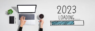 Bir dizüstü bilgisayar kullanarak yeni yıl 2023 yükleniyor