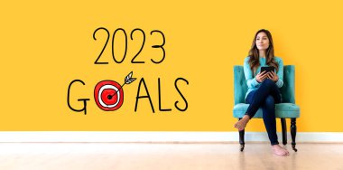 2023 hedef kavramı, elinde tablet bilgisayar tutan genç bir kadın.