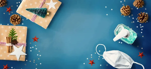 Julklappslådor Med Mask Och Rengöringsflaska Ovanifrån — Stockfoto