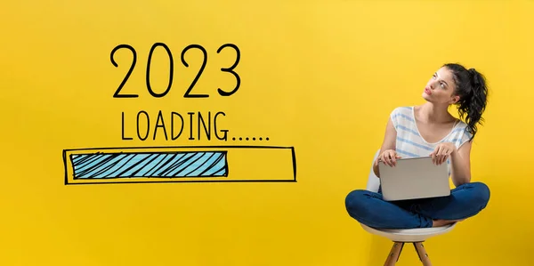 Ładowanie Nowego Roku 2023 Młodą Kobietą Korzystającą Laptopa — Zdjęcie stockowe