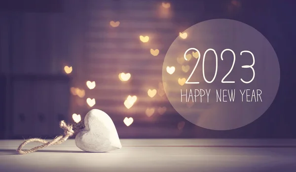 ハート型のライトが付いた白いハートの新年2023メッセージ — ストック写真