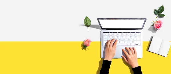 Laptopunu Pembe Gülleri Olan Bir Kadın Kullanıyor — Stok fotoğraf