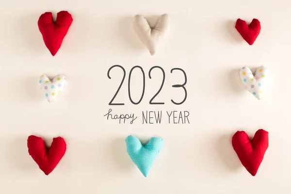 幸せな新年2023白い紙の背景に青いハートクッションとメッセージ — ストック写真