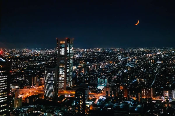高耸在日本东京新宿夜景之上的摩天大楼 — 图库照片