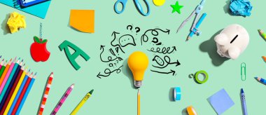 Ampul ve okul malzemeleriyle beyin fırtınası konsepti