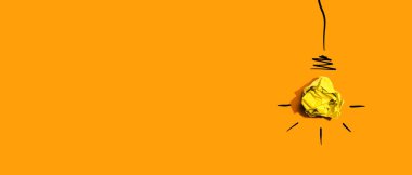 Buruşmuş bir ampulle beyin fırtınası konsepti