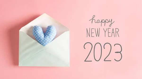 封筒に青いハートクッションと新年のメッセージ — ストック写真