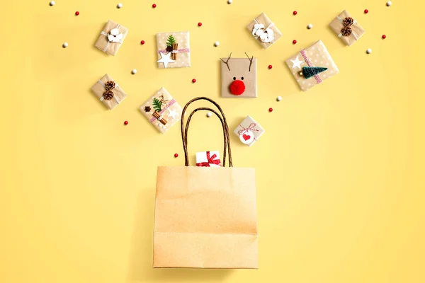 Χριστουγεννιάτικα Κουτιά Δώρων Μια Τσάντα Αγορών Από Πάνω Πλευρά Επίπεδη — Φωτογραφία Αρχείου