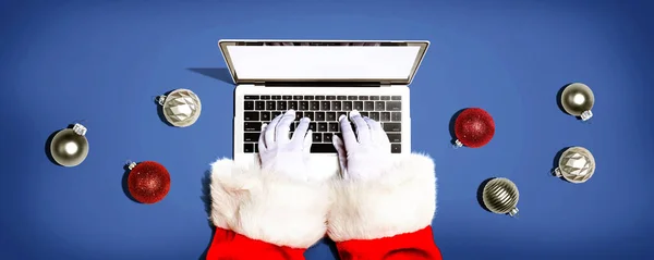 Άγιος Βασίλης Χρησιμοποιώντας Έναν Φορητό Υπολογιστή Χριστουγεννιάτικα Στολίδια Από Ψηλά — Φωτογραφία Αρχείου
