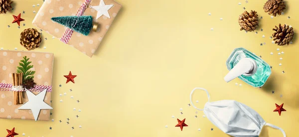 マスク付きのクリスマスギフトボックスと上からのサニタイザーボトル — ストック写真