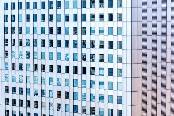 Gökdelenler Nishi-Shinjuku, Tokyo, Japonya 'nın üzerinde yükseliyor.