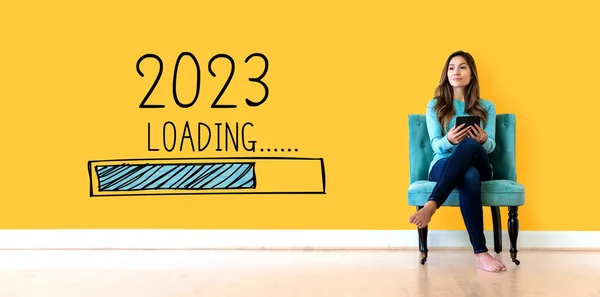 Загрузка Нового 2023 Года Молодой Женщиной Держащей Планшетный Компьютер — стоковое фото
