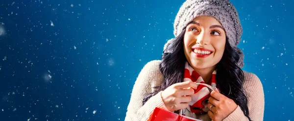 雪の降る夜のショッピング バッグを持って幸せな若い女 — ストック写真