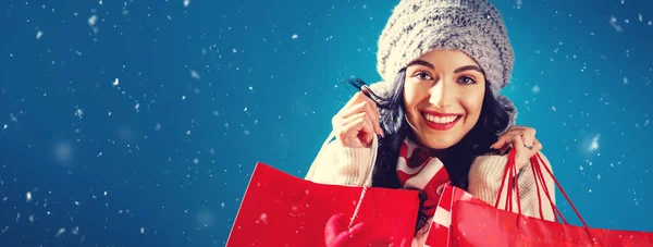 Ευτυχισμένη Γυναίκα Κρατώντας Τσάντες Για Ψώνια Μια Χιονισμένη Νύχτα — Φωτογραφία Αρχείου