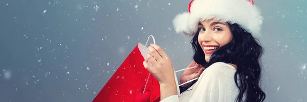 Karlı Bir Günde Alışveriş Torbası Tutan Mutlu Genç Bir Kadın — Stok fotoğraf